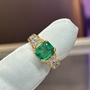 18kt Yellow Gold 2.55 CT Emerald & 2.5 CT Diamond Ring